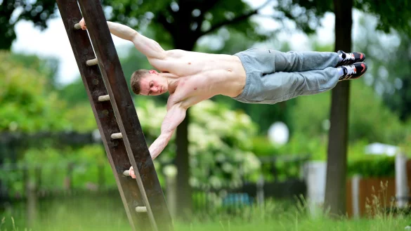 Turnen an Barren, Stangen und Leitern: Calisthenics ist eine Fitness-Art, bei der es um Kraft geht und den Einsatz des eigenen Körpergewichts. Eine entsprechende Anlage soll nun in Detmold gebaut werden. - © Daniel Kaiser