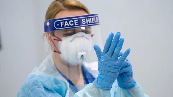 Schutzausr&uuml;stung - &copy; Foto: Jon Super/AP/dpa