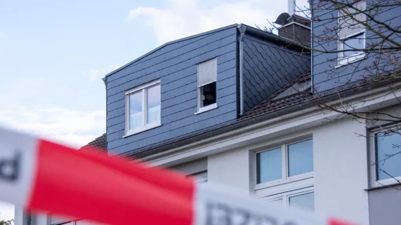 In der oberen Wohnung eines Mehrfamilienhauses in der Ellernstraße in Remmighausen ist es am Montag zu einer Detonation gekommen. - © Raphael Bartling