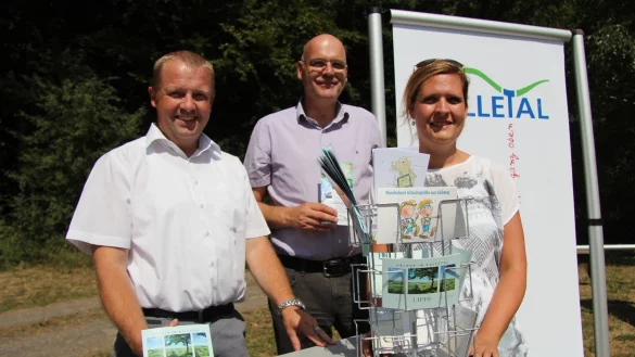 Präsentieren „Kalle & Kallinchen": (von links) Bürgermeister Mario Hecker, Olaf Kapelle und Corinna Will vom Fachbereich für Bildung, Jugend, Kultur und Freizeit der Gemeinde zeigen, was Kalletal zum Wandertag auf die Beine gestellt hat. - © Carolin Brokmann