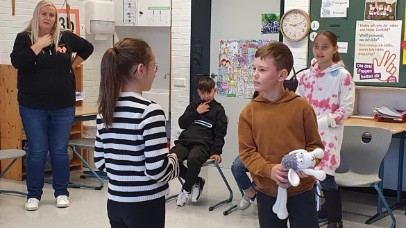 Sylvie Hoffmann leitet Sulea, Nikolai, Damian und Natalia an, damit diese ihre Bed&uuml;rfnisse selbstbewusst gegen&uuml;ber einem anderen Kind vertreten. - &copy; Stephanie Sieweke