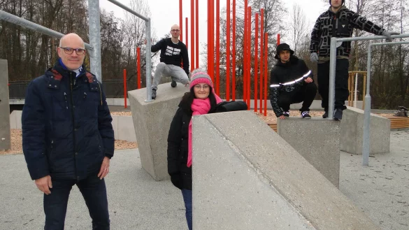 TBV-Chef Dr. Burkhard Pohl freut sich &uuml;ber das Geschenk der Stadt f&uuml;r seinen Verein und andere sportliche Lemgoer: Die neue "Parkour"-Anlage im Erlengrund an der Bega. Mitglieder der jungen "Parkour"-Abteilung des Sportvereins testen die Anlage und befinden sie f&uuml;r "super mit kleinen Schwachstellen". Von links: Dr. Burkhard Pohl, Manuel Schramm, Nadine Hornberger, Alexander van Koten und Ren&eacute; Gottschalk. - &copy; Hajo G&auml;rtner