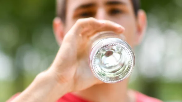 Mineralwasser - &copy; Foto: Tobias Hase/dpa-tmn/Archiv