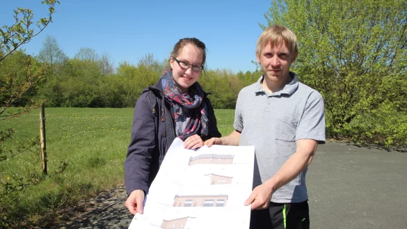 Sabine und Werner Klemme planen den Bau einer Mosterei im Kalletaler Gewerbegebiet Echternhagen &ndash; auf der Fl&auml;che im Hintergrund. - &copy; Jens Rademacher