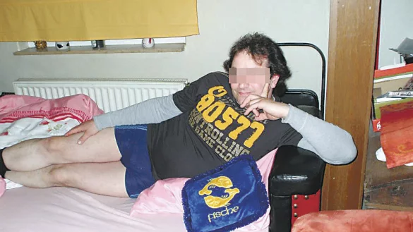 In kurzer Hose auf dem Sofa: Wilfried W. erweckte mit diesem Bild in sozialen Netzwerken das Interesse vieler Frauen. - © Facebook