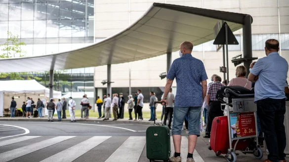 Corona-Tests am Flughafen - &copy; Foto: Marius Becker/dpa