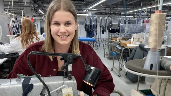 Stine Schmidt in der N&auml;herei bei Brax. In dem Herforder Unternehmen absolvierte sie eine Ausbildung zur Textil- und Modeschneiderin und erhielt eine Auszeichnung als Bundesbeste. - &copy; Matthias Bungeroth