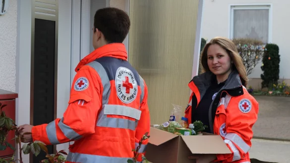 Emilio Chávez und Tina Lippert vom DRK-Ortsverband Bad Salzuflen bringen einen Einkauf bis an die Haustür. - © DRK Bad Salzuflen