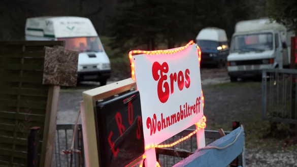 Lockt Freier an: Werbetafel vor dem &bdquo;Eros Wohnmobiltreff&ldquo; am ehemaligen Broker Krug bei Schmedissen. - &copy; Bernhard Preu&szlig;