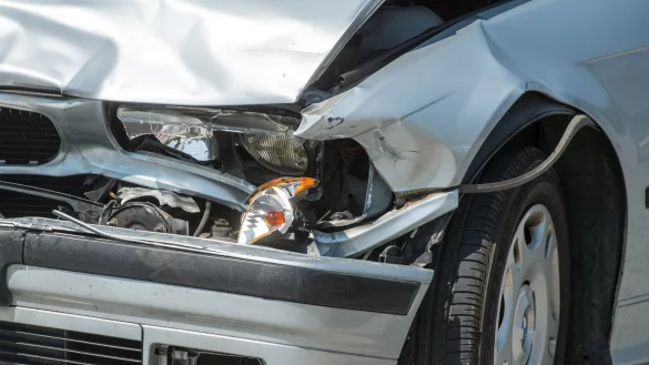 Besch&auml;digtes Auto - &copy; Foto: Armin Weigel/dpa