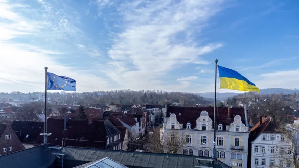 &Uuml;ber dem Rathaus wehen die ukrainische und europ&auml;ische Flagge. - &copy; Stadt Detmold