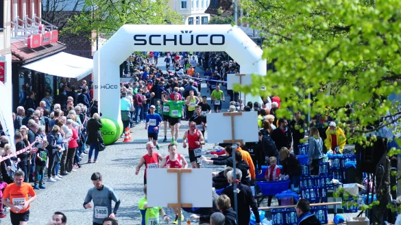 Die Partymeile in Oerlinghausen: Traditionell werden bei der Zwischenzeitnahme bei 18,4 Kilometern die Aktiven gefeiert.