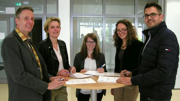 Neue Partner: (von links) Schulleiter Dr. Eike Stiller, Anja Ackermann (Seniorenheim), Julia Hey (Meyra), Lehrerin Dunja Raimann und Jens Strate (Firma Claus Groth). - &copy; Wulf Daneyko