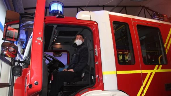 Dirk Windmann f&auml;hrt im L&ouml;schfahrzeug derzeit immer mit Maske. Das ist zwar l&auml;stig, muss aber sein.&nbsp; - &copy; Cordula Gr&ouml;ne(LZ)