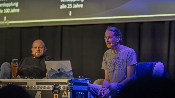 Die beiden Physiker Reinhard Remfort (links) und Nicolas Wöhrl erläutern, wie die "Wissensexplosion" in den vergangenen Jahren zunahm und was die Informationsflut mit uns machen könnte. - © Toby Baier