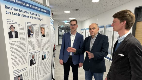 Bürgermeister Matthias Kalkreuter (links) und Stadtarchivar Lars Sonnenberg (rechts) im Gespräch mit Dr. Eugen Eichelberg, Projektleiter der Wanderausstellung (Mitte). - © Sandra Castrup