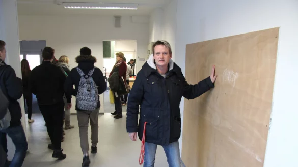 Hier macht Lernen keinen Spa&szlig;: Wenn die Sch&uuml;ler der zehnten Klassen in ihre R&auml;ume gehen, bebt der Boden, der L&auml;rmpegel ist enorm. Daniela Niemann steht vor einer der vielen Sperrholzplatten, die notd&uuml;rftig die vielen Risse und L&ouml;cher in den instabilen W&auml;nden verdecken. St&auml;ndig muss hier aufs Neue geflickt werden. - &copy; Dieter Asbrock