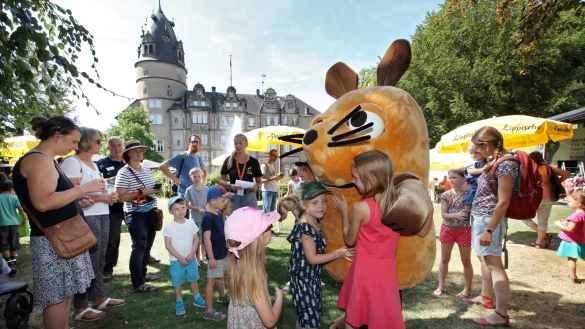 Schwer beliebt: Die Maus hat auf dem Schloßplatz stets Scharen junger Fans um sich. - © Bernhard Preuss