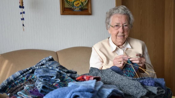 Sockenberg: Stricken ist für Gerda Klüber eine Leidenschaft geworden. Für den guten Zweck macht sie das umso lieber. - © Laura Idel