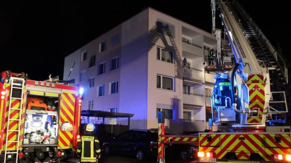 &nbsp;Dicker Rauch quoll bei Eintreffen der Einsatzkr&auml;fte aus einem Fenster in der zweiten Etage.&nbsp; - &copy; Daniel Hobein / Feuerwehr Bad Salzuflen