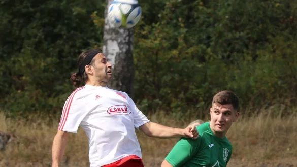 Sch&ouml;tmaraner Lufthoheit: Hier gewinnt Osman Degirmenci das Kopfballduell gegen Oerlinghausens zweifachen Torsch&uuml;tzen Edon Mehmeti. In der R&uuml;ckserie muss sich der einstige Bezirksligist deutlich steigern. - &copy; Oliver K&ouml;nig