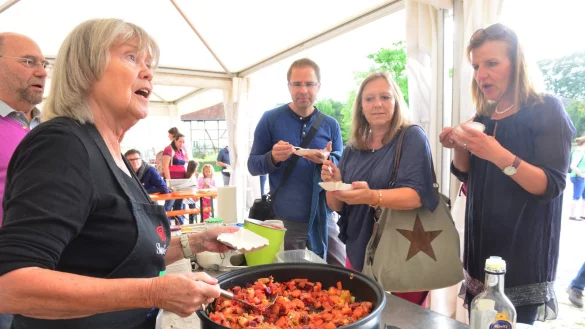 Einfach lecker: Ingrid Schlicht-Olbricht (von links) zeigt am Slow-Food-Stand, wie aus Lebensmitteln, die nicht der Norm entsprechen, Schmackhaftes zubereitet werden kann. Daniel Schmoranz, Claudia Albertin und Martina Kelm sind begeistert. - © André Gallisch