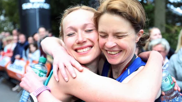 Die Zweite Stephanie Fritzemeier (l.) und die Dritte Melanie Genrich. - &copy; Sarah Jonek