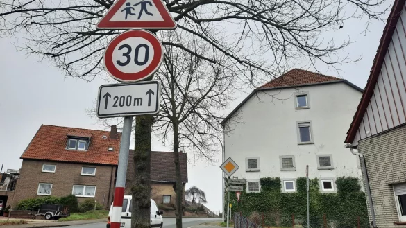 Die Erdersche Stra&szlig;e ist auf einem Teilst&uuml;ck eine 30er-Zone. Nicht zu &uuml;bersehen ist das Schild "Achtung, Kinder". - &copy; Lorraine Brinkmann