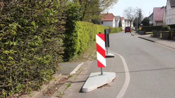 An dieser Stelle treffen die Schulkinder auf die Stra&szlig;e &bdquo;In der B&uuml;lte", wenn sie von ihren Eltern zum Bringplatz hinter der Tankstelle an der Stauffenbergstra&szlig;e gebracht worden sind. Dieser soll nach den Sommerferien eingerichtet werden. - &copy; Cordula Gr&ouml;ne