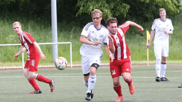 Auch die Spieler des FC Unteres Kalletal (rot-weiß) zählen für Krügel zum erweiterten Favoritenkreis. - © Archiv: Paul Cohen