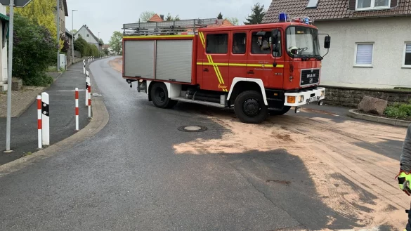 Die &Ouml;lspur in Lage-Heiden zog sich durch die Ortsmitte. - &copy; Freiwillige Feuerwehr Lage