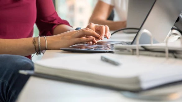Eine Frau arbeitet am Laptop - &copy; Foto: Christin Klose/dpa-tmn