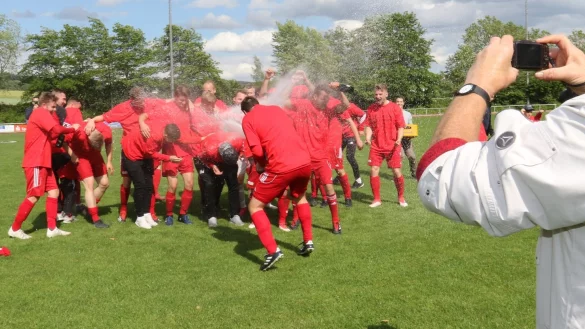 In Feierlaune: Hier freut sich der RSV Barntrup &uuml;ber seinen Aufstieg. Sollte es mehr Geld f&uuml;r die Barntruper Sportfamilie geben, h&auml;tten die Aktiven erneut Grund zum Jubeln. - &copy; Archiv: Oliver K&ouml;nig