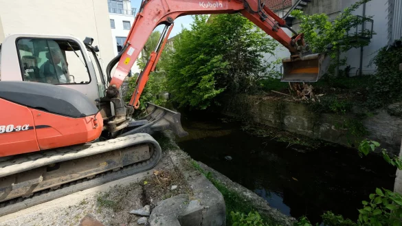 Die Bagger sind bei der Arbeit. Entlang des Gew&auml;ssers hinter der Herberge zur Heimat wird ein neue Weg angelegt. Es kommt auch eine Br&uuml;cke hinzu sowie an der Bismarckstra&szlig;e eine Rampe statt der bisherigen Treppenstufen. - &copy; Sven Koch