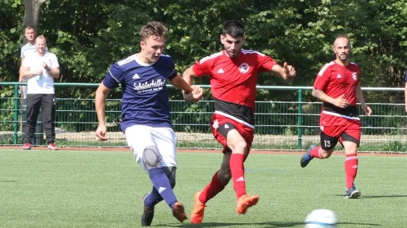 Heiligenkirchens Roman Reger setzt sich gegen Gökhan Türe vom Blomberger SV durch. Rechts: Andrea Maradea. Im Hintergrund schaut sich BHK-Trainer Jan Schaper die Szene. - © Sebastian Lucas