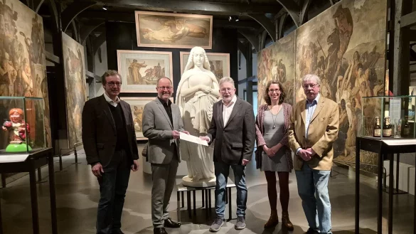 Freuen sich über den Förderbescheid: Dr. Michael Zelle, Museumsdirektor; Jörg Düning-Gast, Verbandsvorsteher des Landesverbandes Lippe; Jörg List, Bezirksregierung Detmold; Julia Schafmeister, wissenschaftliche Mitarbeiterin, Dr. Stephan Berke, Kurator der Ausstellung (von links). - © Lippisches Landesmuseum