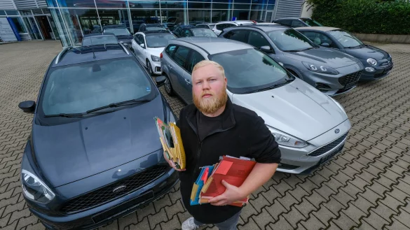 Autohaus-Disponent Ron Str&uuml;we wartet derzeit auf die Zulassung von insgesamt 23 Fahrzeugen. - &copy; Andreas Zobe/NW