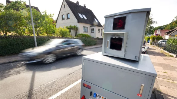 Messger&auml;t: Blitzer &bdquo;Bernd" steht am Eggeweg in Bielefeld. Nun soll das Ger&auml;t gekauft werden. - &copy; Oliver Krato
