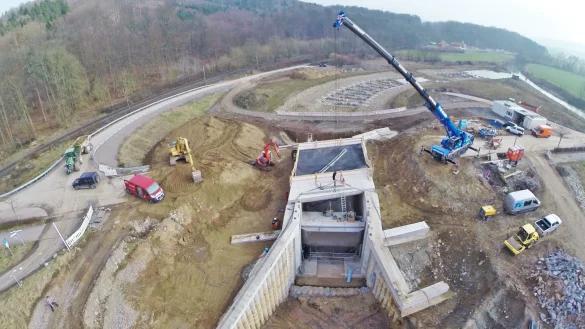 Gro&szlig;baustelle: Am Donnerstagmittag ist mittels eines gro&szlig;en Krans (Bildmitte in blauer Farbe) eine f&uuml;nf Tonnen schwere &bdquo;Sch&uuml;tztafel&ldquo; in den Durchlass der Emmerumflut eingebaut worden. Sie wird nach Inbetriebnahme im Mai/Juni f&uuml;r den notwendigen Hochwasserschutz insbesondere von L&uuml;gde sorgen.. - &copy; Robin J&auml;hne
