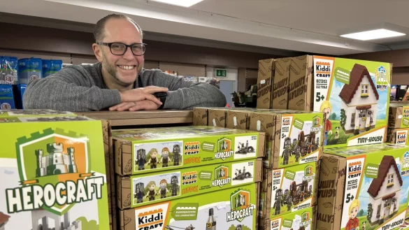 In seinem Paderborner Klemmbausteinladen Steingemachtes verkauft Thorsten Klahold auch die von ihm erdachten Sets der neu aufgelegten Marke Kiddicraft. - &copy; Jens Reddeker