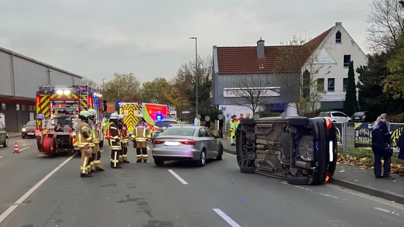 Aus dem rechts auf der Seite liegenden Peugeot haben zahlreiche Helfer zwei Frauen befreit. - &copy; Feuerwehr Bad Salzuflen