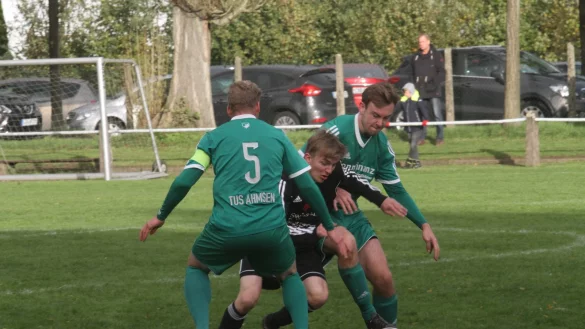 Gestoppt: Aspes Angreifer Marius Seipt (Mitte) ger&auml;t in die F&auml;nge von Ahmsens Spielf&uuml;hrer Tobias Frenzel und Philipp Sch&uuml;ler. - &copy; Dietmar Welle