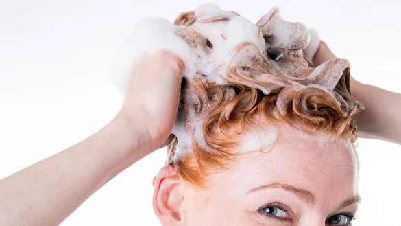 Shampoo gut einmassieren - &copy; Foto: Christin Klose/dpa-tmn