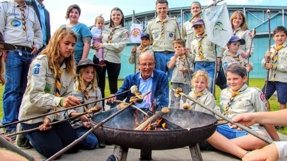 Klassiker am Lagerfeuer: Mit den Kindern der erstmals teilnehmenden Pfadfindergruppe „Royal Rangers" bereitet Detmolds Bürgermeister Rainer Heller Stockbrot zu. Koordinator Stefan Fenneker (Zweiter von links) und Organisatorin Corina Prochaska (Dritte von links) von der Stadt blicken mit viel Vorfreude auf das siebte Familienfest in Hohenloh. - © Niklas Böhmer