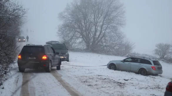 Am Parkplatz des Taller Wichtel zwischen Talle und Osterhagen herrscht am Wochenende zeitweise ein ordentliches Durcheinander. Manche Ausfl&uuml;gler parken auf den landwirtschaftlichen Fl&auml;chen neben dem Weg oder fahren sich fest.&nbsp; - &copy; Sabine Stock