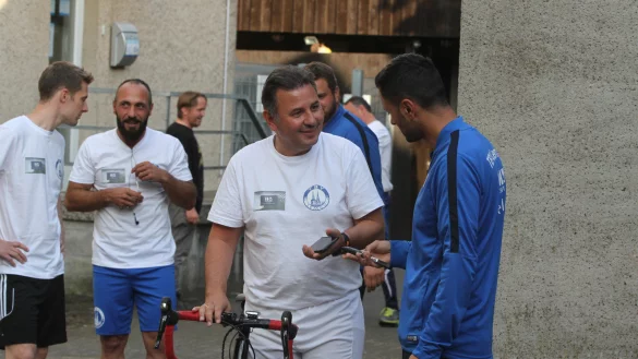 Mit dem Rennrad vorne weg: Ediz Türkmen, Vorstand, Trainer und Sponsor des TBV Lemgo, unterhält sich mit Sportlicher Leiter Ulas Tokdemir. - © Sebastian Lucas