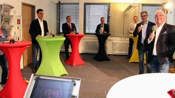 Die Landratskandidaten (von links) Ursula Jacob-Reisinger (Die Linke), Robin Wagener (Die Gr&uuml;nen), Dr. Axel Lehmann (SPD), Jens Gnisa (CDU) und Carsten M&ouml;ller (FDP) stellen sich den Fragen des Moderatoren-Duos (weiter von links) Markus Knoblich und Dirk Baldus.&nbsp; - &copy; Till Brand