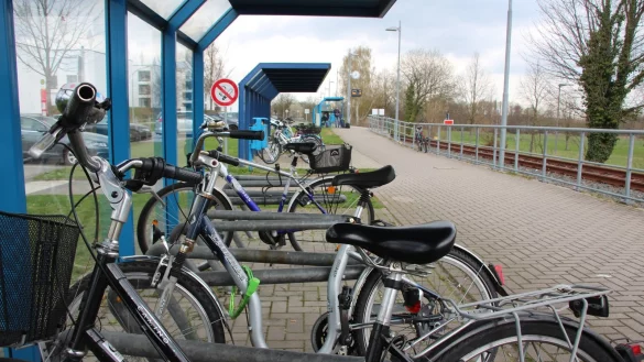 Das modernste, was Lemgo Radparkern zu bieten hat: Wer vom L&uuml;ttfeld mit der Bahn fahren will, kann sein Fahrrad direkt an den Gleisen abstellen. Auch eine &Uuml;berdachung bietet die Anlage. - &copy; Marlen Grote