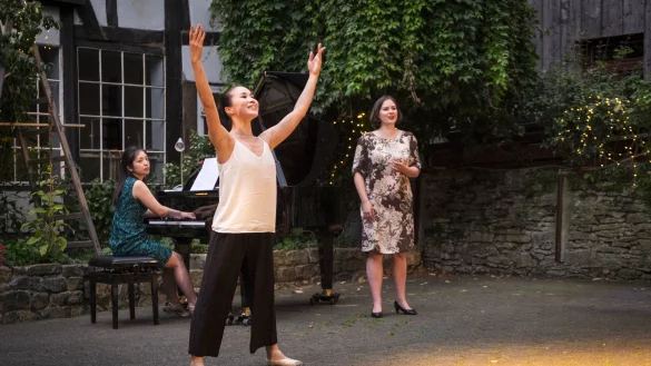 Das Trio mit T&auml;nzerin Makiko Kitamura (vorn), Yuri Yamamoto (am Klavier) und Mezzosopranistin Pia Viola Buchert gibt ein bewegendes Konzert. Umrahmt von Fachwerk und im Schein der Kerzen ergibt sich eine sch&ouml;ne Stimmung.&nbsp; - &copy; Laurenz Tegethoff