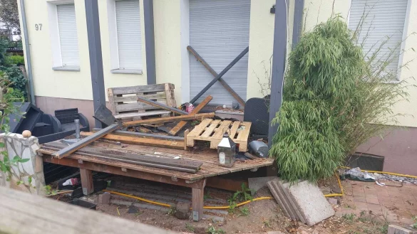 Ende Juni lagen die Tr&uuml;mmer einer verh&auml;ngnisvollen Nacht noch im Vorgarten, inzwischen ist alles wegger&auml;umt. - &copy; Janet K&ouml;nig